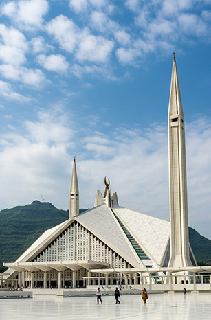 Image of the Faisal Mosque, an iconic landmark in Islamabad, representing car rental services for sightseeing from Micro Car Rental.